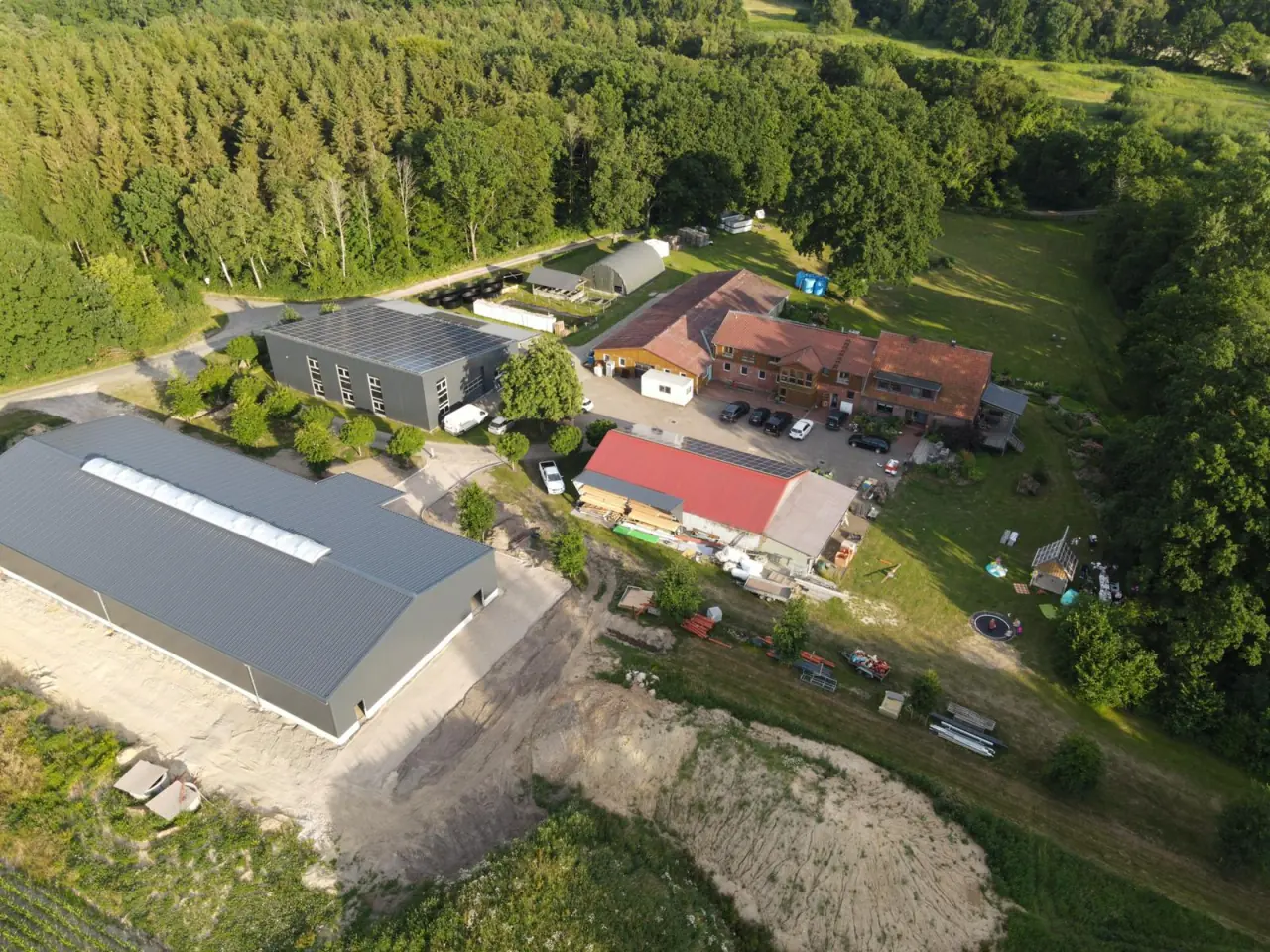 Die Fischzucht Hagedorn in Bargstedt von oben mit Hallen und Hof