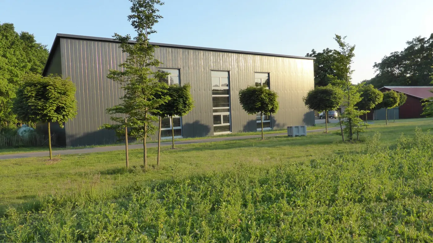 Die Koihalle der Fischzucht Hagedorn von außen