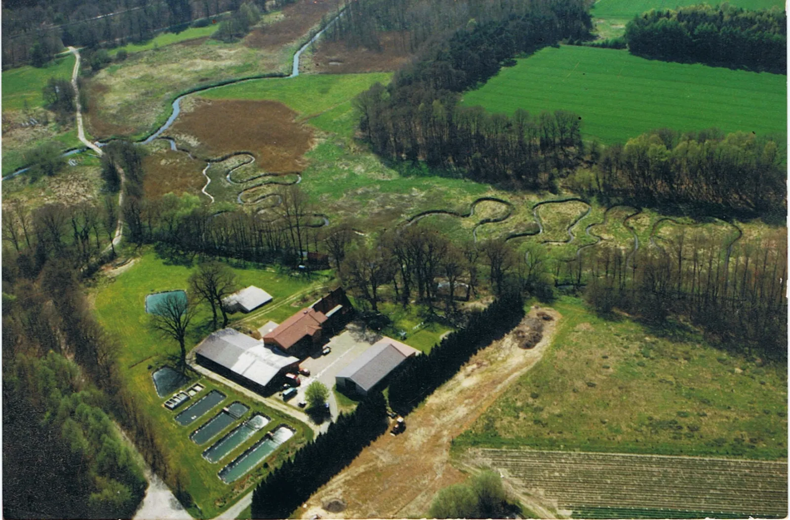 Luftbild der Fischzucht Hagedorn aus dem Jahr 1999 mit den Außenteichen
